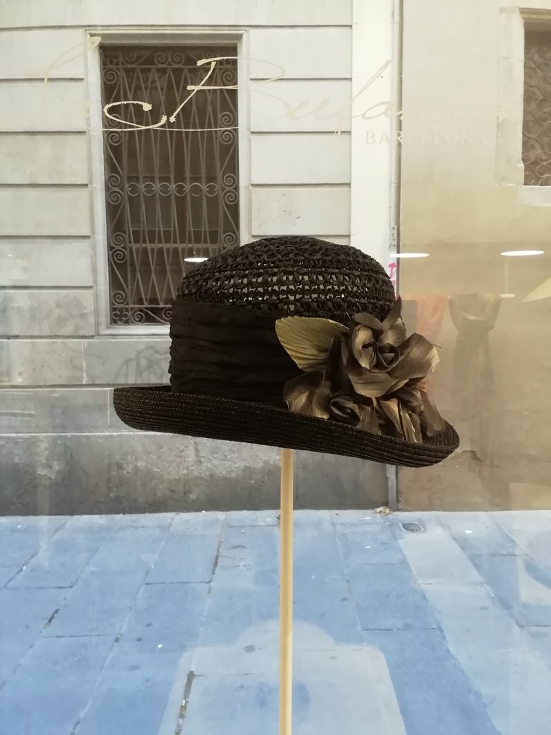 Handmade hat by Grevi. Black cloche '20, small brim with natural silk flowers total black